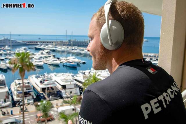 Foto zur News: Valtteri Bottas mit seinen Bose Headphones 700