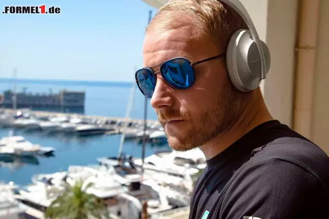 Foto zur News: Valtteri Bottas mit seinen Bose Headphones 700