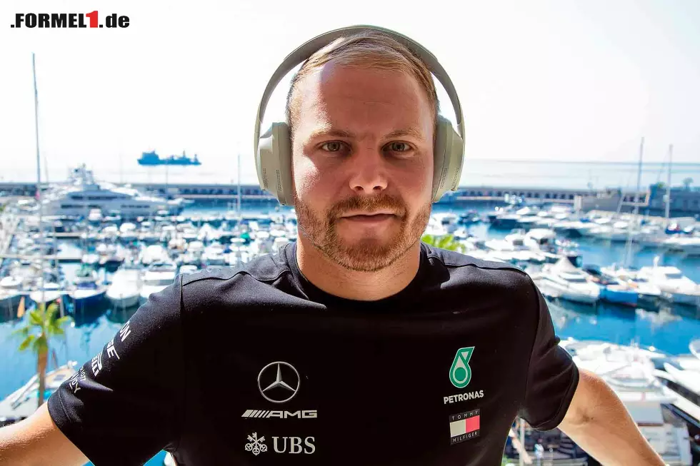 Foto zur News: Valtteri Bottas mit seinen Bose Headphones 700