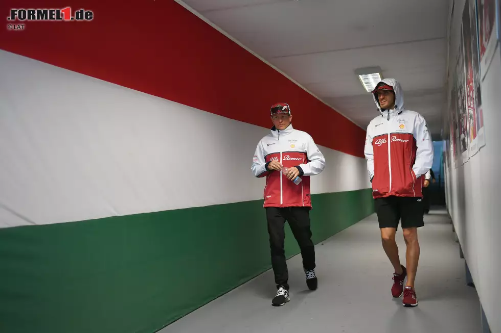 Foto zur News: Kimi Räikkönen (Alfa Romeo) und Antonio Giovinazzi (Alfa Romeo)