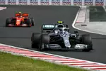 Foto zur News: Valtteri Bottas (Mercedes) und Charles Leclerc (Ferrari)