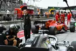 Foto zur News: Lewis Hamilton (Mercedes) und Charles Leclerc (Ferrari)