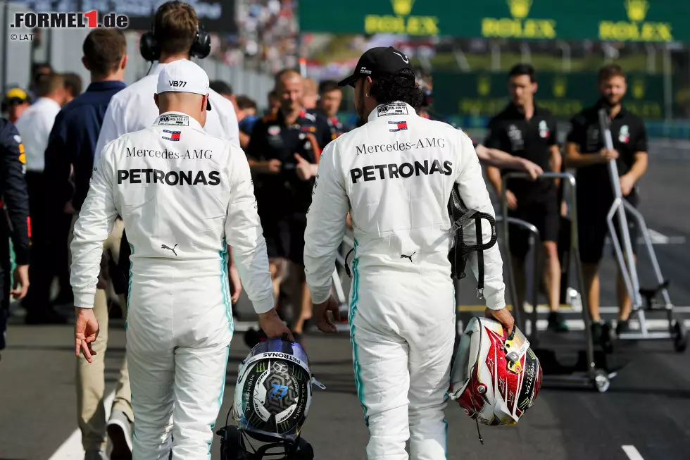 Foto zur News: Valtteri Bottas (Mercedes) und Lewis Hamilton (Mercedes)