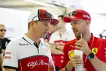 Foto zur News: Kimi Räikkönen (Alfa Romeo) und Sebastian Vettel (Ferrari)