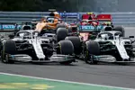 Foto zur News: Valtteri Bottas (Mercedes) und Lewis Hamilton (Mercedes)