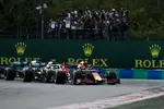 Foto zur News: Max Verstappen (Red Bull), Valtteri Bottas (Mercedes) und Lewis Hamilton (Mercedes)