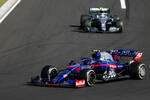 Foto zur News: Alexander Albon (Toro Rosso) und Valtteri Bottas (Mercedes)