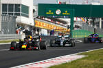 Foto zur News: Max Verstappen (Red Bull), Lewis Hamilton (Mercedes) und Alexander Albon (Toro Rosso)