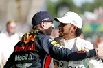 Foto zur News: Max Verstappen (Red Bull) und Lewis Hamilton (Mercedes)