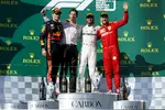 Foto zur News: Max Verstappen (Red Bull), Lewis Hamilton (Mercedes) und Sebastian Vettel (Ferrari)