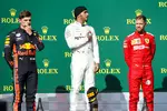 Foto zur News: Max Verstappen (Red Bull), Lewis Hamilton (Mercedes) und Sebastian Vettel (Ferrari)