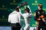 Foto zur News: Lewis Hamilton (Mercedes) und Max Verstappen (Red Bull)