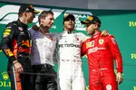 Foto zur News: Max Verstappen (Red Bull), Lewis Hamilton (Mercedes) und Sebastian Vettel (Ferrari)