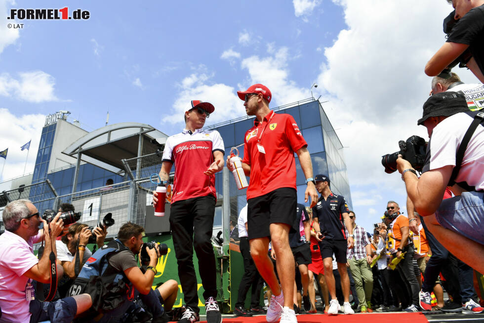Foto zur News: Kimi Räikkönen (Alfa Romeo) und Sebastian Vettel (Ferrari)