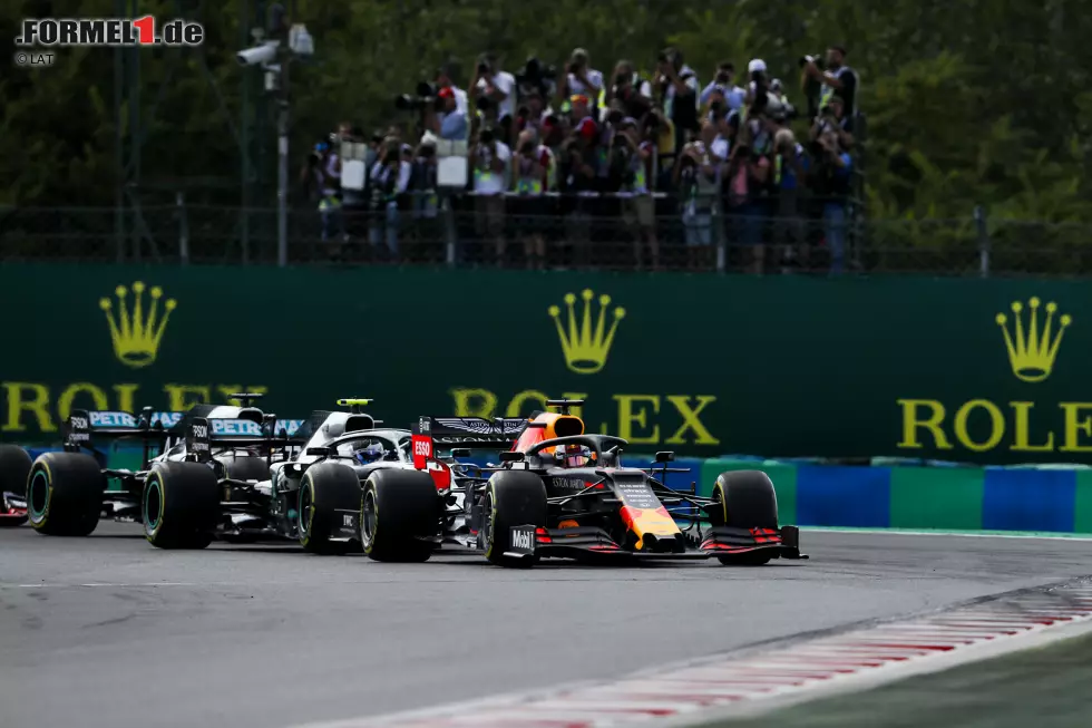 Foto zur News: Max Verstappen (Red Bull), Valtteri Bottas (Mercedes) und Lewis Hamilton (Mercedes)