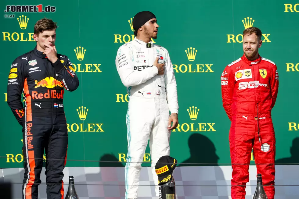 Foto zur News: Max Verstappen (Red Bull), Lewis Hamilton (Mercedes) und Sebastian Vettel (Ferrari)