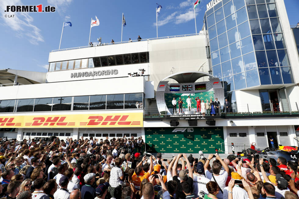 Foto zur News: Max Verstappen (Red Bull), Lewis Hamilton (Mercedes) und Sebastian Vettel (Ferrari)