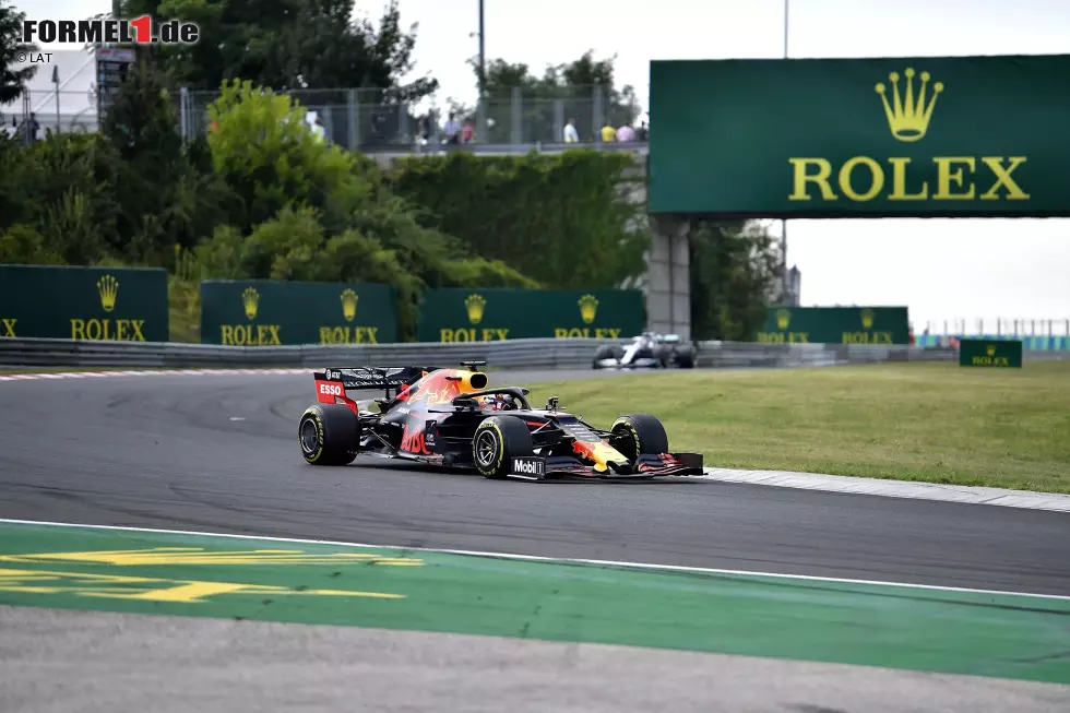 Foto zur News: Max Verstappen (Red Bull) und Lewis Hamilton (Mercedes)