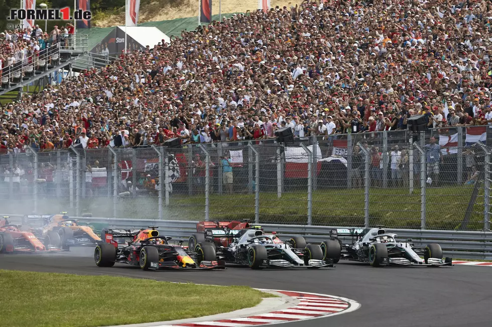 Foto zur News: Max Verstappen (Red Bull), Lewis Hamilton (Mercedes) und Valtteri Bottas (Mercedes)