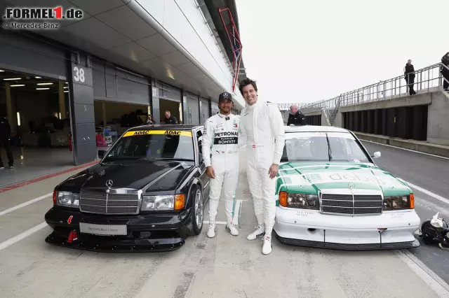 Foto zur News: Lewis Hamilton maß sich beim Festival zu 125 Jahren Mercedes im Motorsport mit Toto Wolff in einem Mercedes 190 E Evo II von 1992