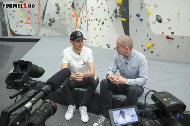 Im Interview mit unserem Reporter Stuart Codling spricht Ocon über seinen Job im Weltmeisterteam Foto zur News: Im Interview mit unserem Reporter Stuart Codling spricht Ocon über seinen Job im Weltmeisterteam