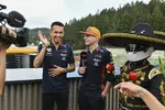 Foto zur News: Alexander Albon (Red Bull) und Max Verstappen (Red Bull)