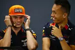 Foto zur News: Max Verstappen (Red Bull) und Alexander Albon (Red Bull)