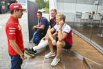 Foto zur News: Marcus Ericsson und Charles Leclerc (Ferrari)