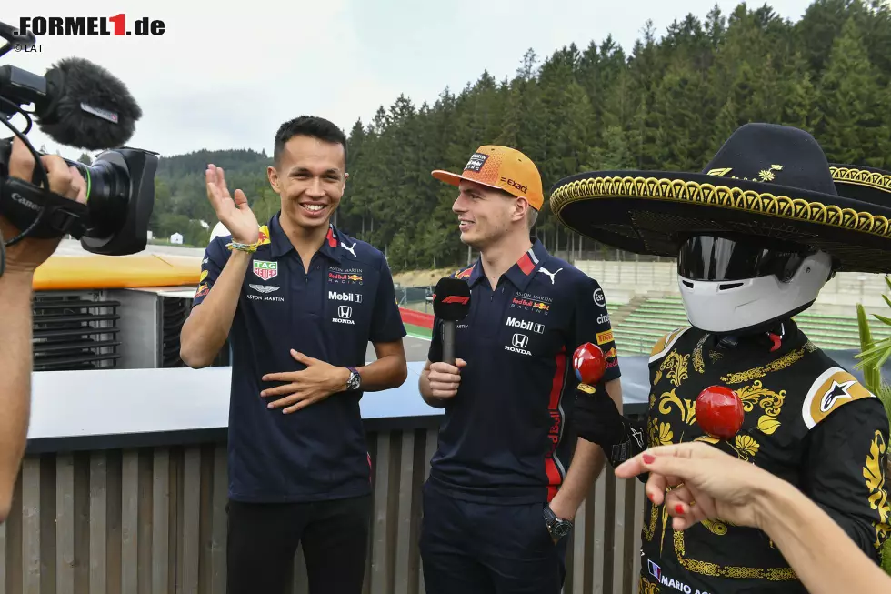 Foto zur News: Alexander Albon (Red Bull) und Max Verstappen (Red Bull)