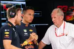 Foto zur News: Alexander Albon (Red Bull) und Helmut Marko