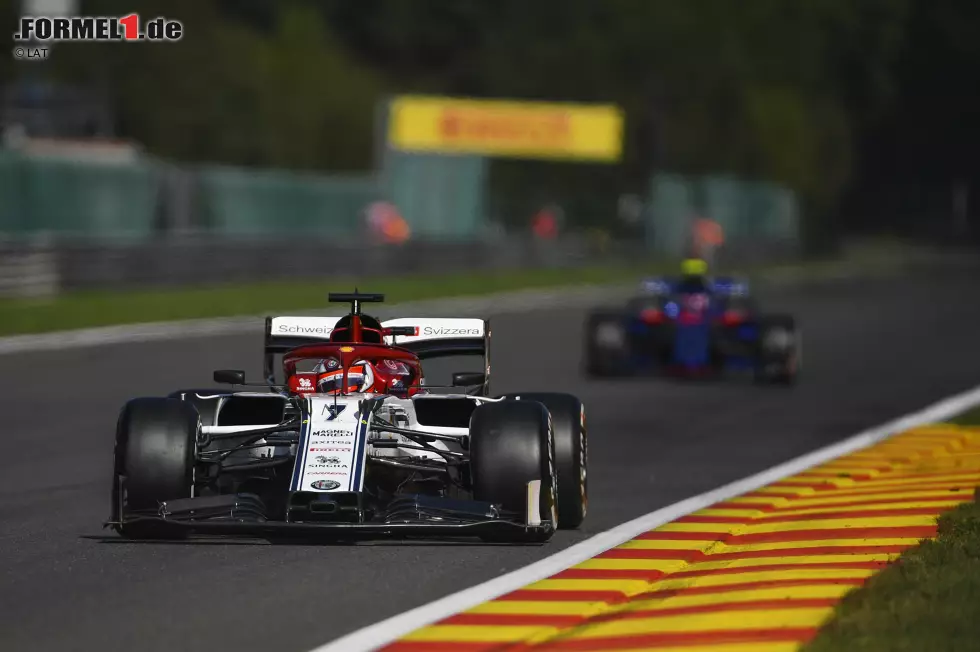 Foto zur News: Kimi Räikkönen (Alfa Romeo) und Pierre Gasly (Toro Rosso)