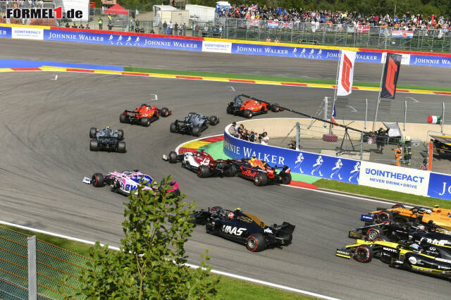 Foto zur News: ... nach einer Berührung mit Kimi Räikkönen in La Source (Kurve 1). Der Red Bull innen ...