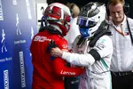 Foto zur News: Charles Leclerc (Ferrari) und Valtteri Bottas (Mercedes)