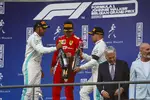 Foto zur News: Lewis Hamilton (Mercedes), Charles Leclerc (Ferrari) und Valtteri Bottas (Mercedes)