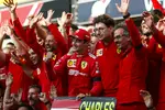 Foto zur News: Charles Leclerc (Ferrari) und Mattia Binotto