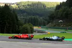 Foto zur News: Sebastian Vettel (Ferrari) und Lewis Hamilton (Mercedes)