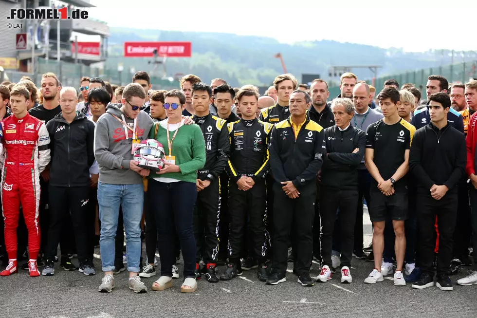 Foto zur News: Gedenkminute für den verstorbenen Anthoine Hubert. Seine Mutter und sein Bruder halten den Helm des französischen Formel-2-Fahrers.