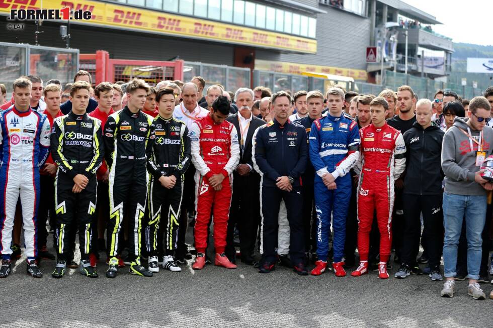 Foto zur News: Gedenkminute für den verstorbenen Formel-2-Fahrer Anthoine Hubert.
