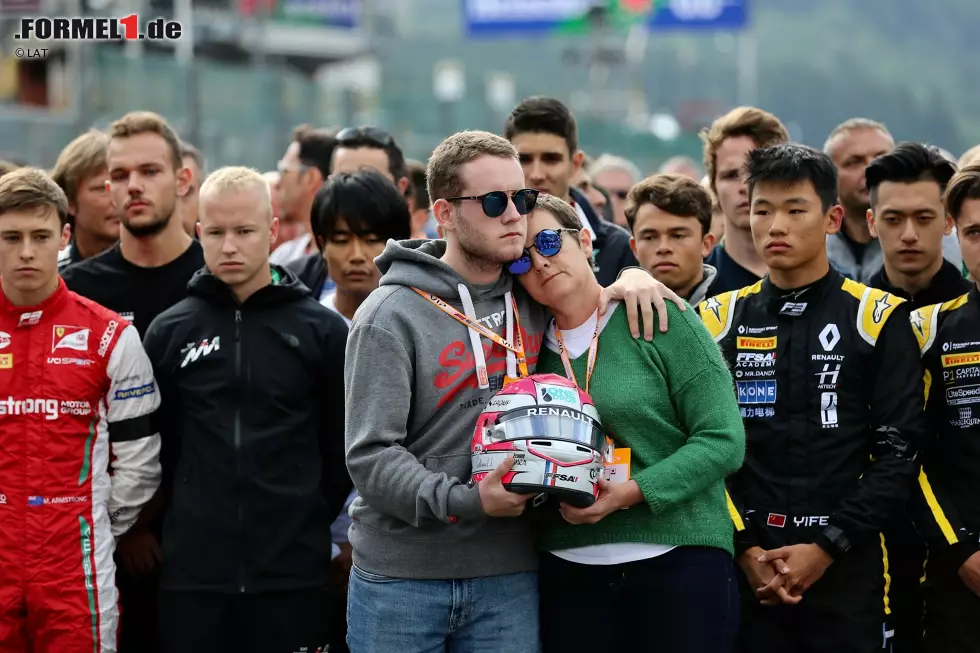 Foto zur News: Gedenkminute für den verstorbenen Anthoine Hubert. Seine Mutter und sein Bruder halten den Helm des französischen Formel-2-Fahrers.