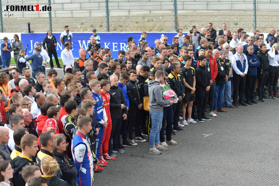 Foto zur News: Gedenkminute für den verstorbenen Anthoine Hubert. Seine Mutter und sein Bruder halten den Helm des französischen Formel-2-Fahrers.