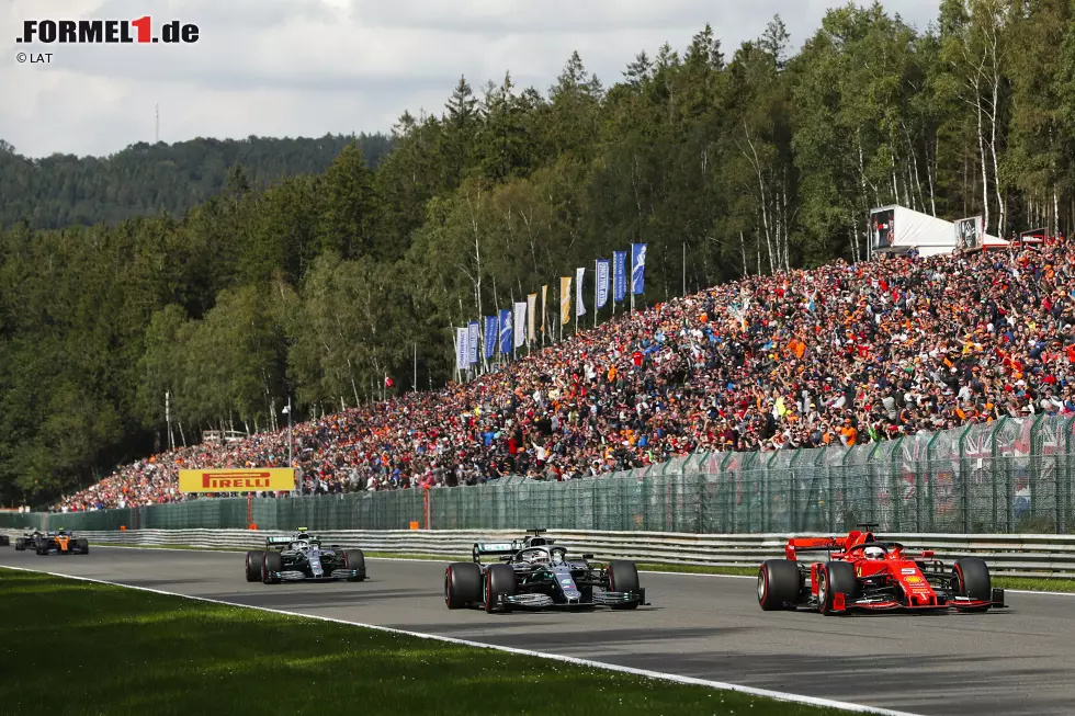 Foto zur News: Sebastian Vettel (Ferrari), Lewis Hamilton (Mercedes) und Valtteri Bottas (Mercedes)