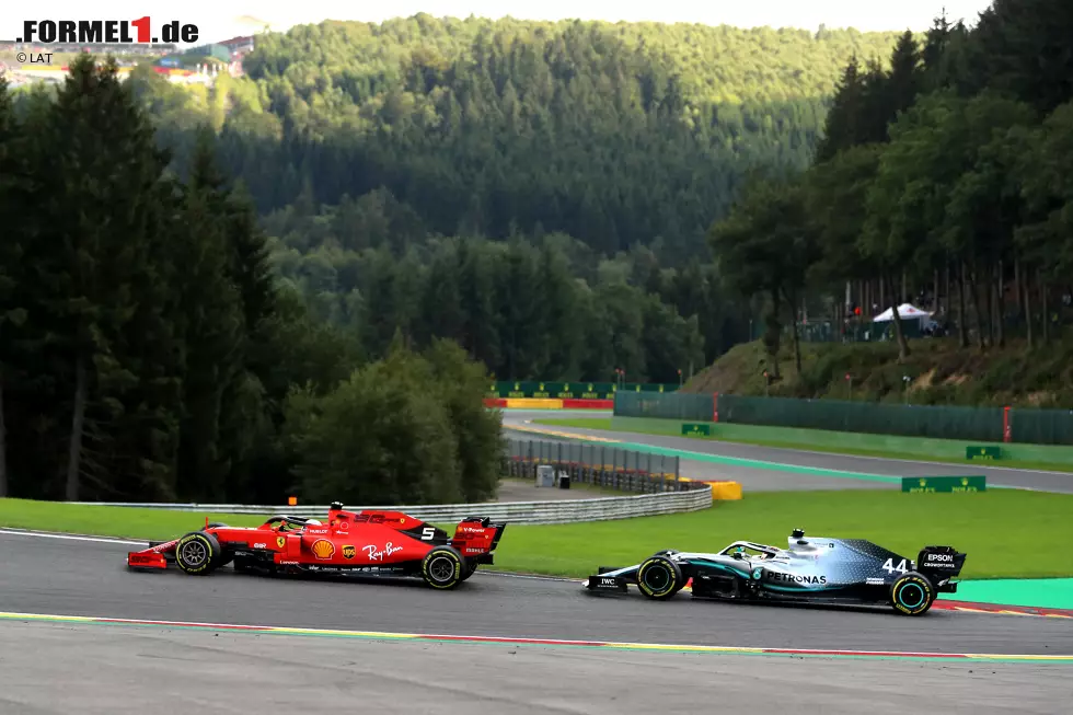 Foto zur News: Sebastian Vettel (Ferrari) und Lewis Hamilton (Mercedes)