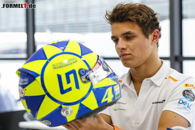 McLaren-Rookie Lando Norris nutzt die Chance beim Grand Prix von Italien in Monza 2019: Er widmet sein Helmdesign seinem "Idol" Valentino Rossi. Besonders markant für dessen Design ist die neongelbe Sonne, die die MotoGP-Legende auch auf dem eigenen Helm trägt. Eine nette Geste, doch diese Idee hatten schon andere Piloten vor ihm ... McLaren-Rookie Lando Norris nutzt die Chance beim Grand Prix von Italien in Monza 2019: Er widmet sein Helmdesign seinem "Idol" Valentino Rossi. Besonders markant für dessen Design ist die neongelbe Sonne, die die MotoGP-Legende auch auf dem eigenen Helm trägt. Eine nette Geste, doch diese Idee hatten schon andere Piloten vor ihm ...
