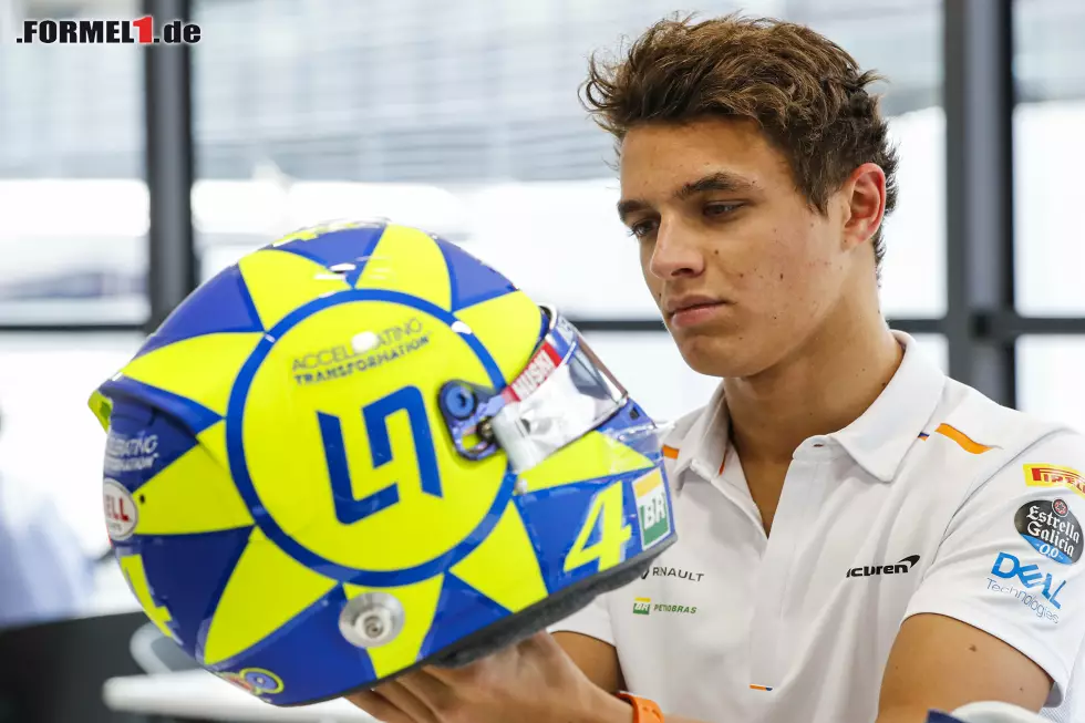 Foto zur News: McLaren-Rookie Lando Norris nutzt die Chance beim Grand Prix von Italien in Monza 2019: Er widmet sein Helmdesign seinem &amp;quot;Idol&amp;quot; Valentino Rossi. Besonders markant für dessen Design ist die neongelbe Sonne, die die MotoGP-Legende auch auf dem eigenen Helm trägt. Eine nette Geste, doch diese Idee hatten schon andere Piloten vor ihm ...