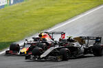 Foto zur News: Kevin Magnussen (Haas) und Alexander Albon (Red Bull)