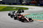 Foto zur News: Charles Leclerc (Ferrari) und Lewis Hamilton (Mercedes)