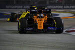 Foto zur News: Carlos Sainz (McLaren) und Daniel Ricciardo (Renault)