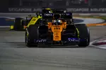 Foto zur News: Carlos Sainz (McLaren) und Daniel Ricciardo (Renault)