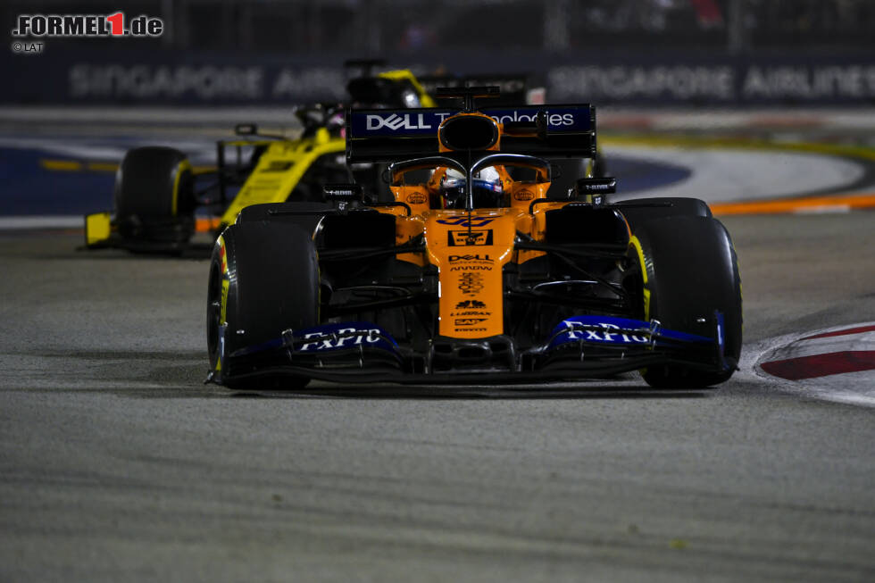 Foto zur News: Carlos Sainz (McLaren) und Daniel Ricciardo (Renault)