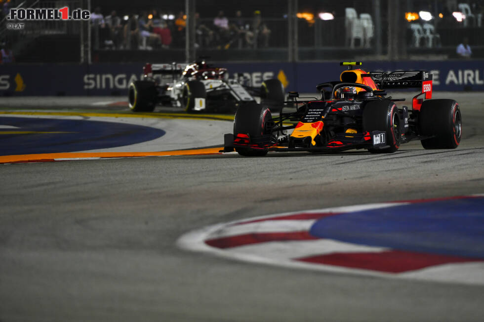 Foto zur News: Alexander Albon (Red Bull) und Kimi Räikkönen (Alfa Romeo)